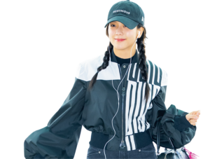 BLACKPINKのジスは最新の空港ファッションで、ディオールのクチュールライクなウィンドブレーカーを着用。