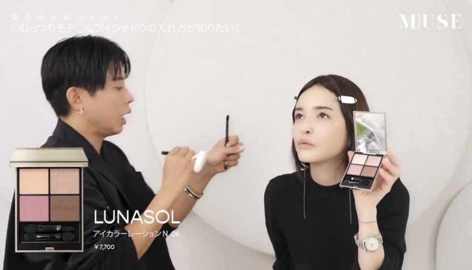 そこに使うのはやはりLUNASOLのアイシャドウ！ 右上と左上のアイシャドウを２色使い。