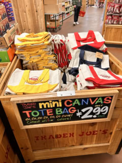 【Trader Joe’sのミニトートバッグ】コンパクトですが、ペットボトルに長財布、携帯電話、ハンカチ、ミニポーチもすっぽり入る優秀アイテム！ これで約3ドルは、コスパよすぎです。