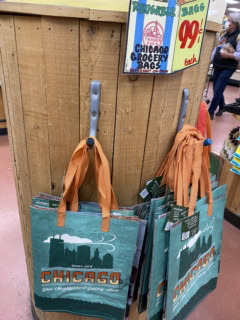 【Trader Joe’sのミニトートバッグ】もしミニトートがなくても、トレジョにはバラまき用にうってつけのお菓子やシーズニング（スパイス）、ご当地エコバッグなどアイテムが充実。エコバッグは99セント（約148円）とお値段も破格!!