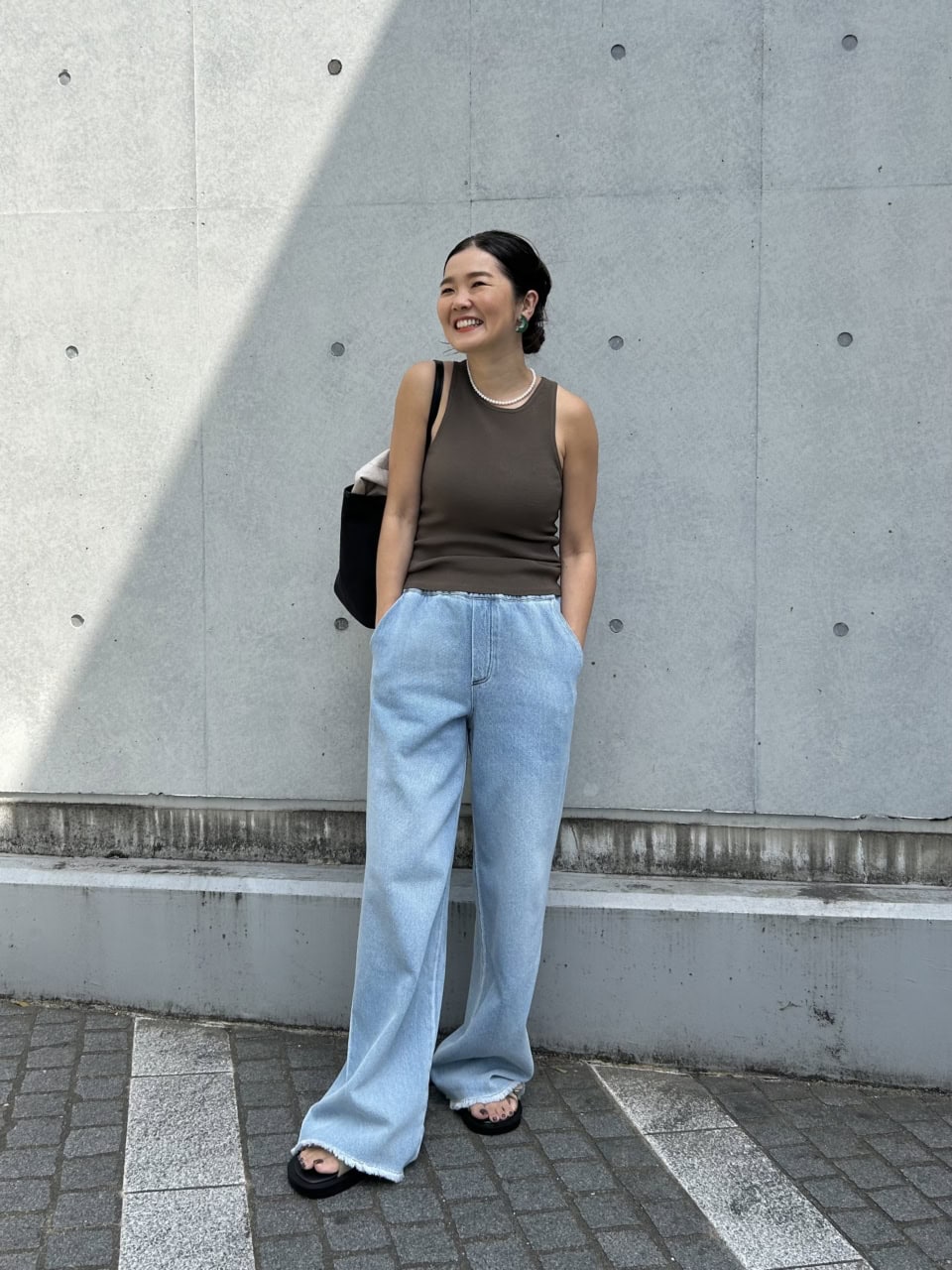 【おしゃれスナップ】楽ちんデニムは「パールネックレス」で上品なムードに！｜目黒越子さん