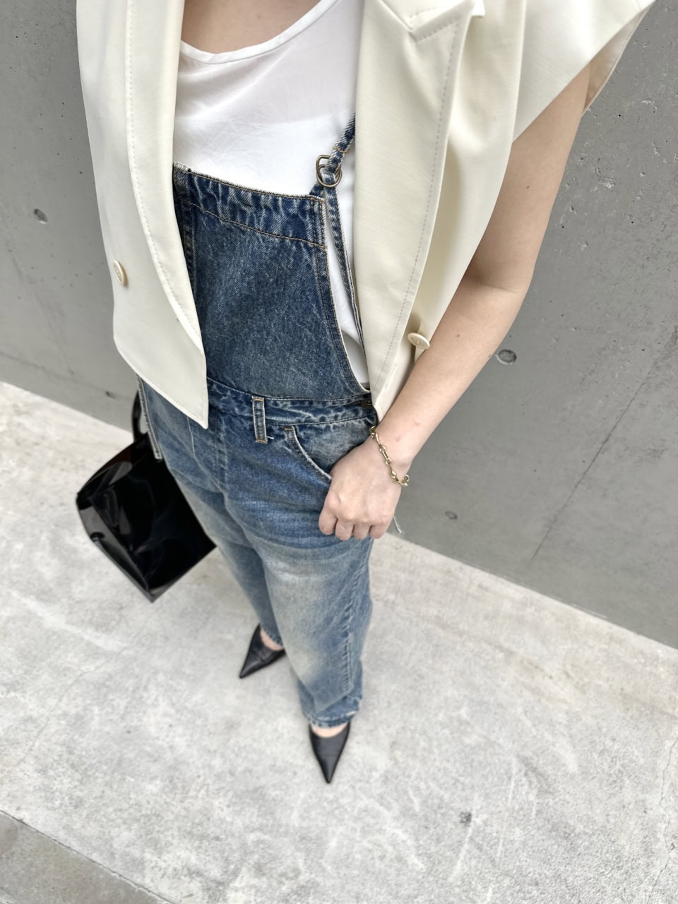 【おしゃれスナップ】大人のデニムオールインワンと「ジレ」でスタイリッシュに！｜佐藤亜由美さん