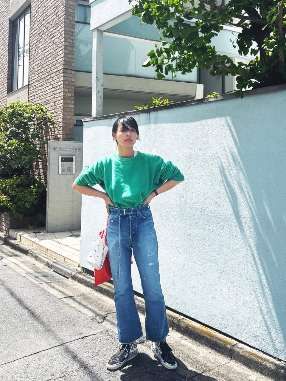 【おしゃれスナップ】ヴィンテージ感も「美シルエット」も素敵な新作デニムに注目！｜渡辺日向子さん