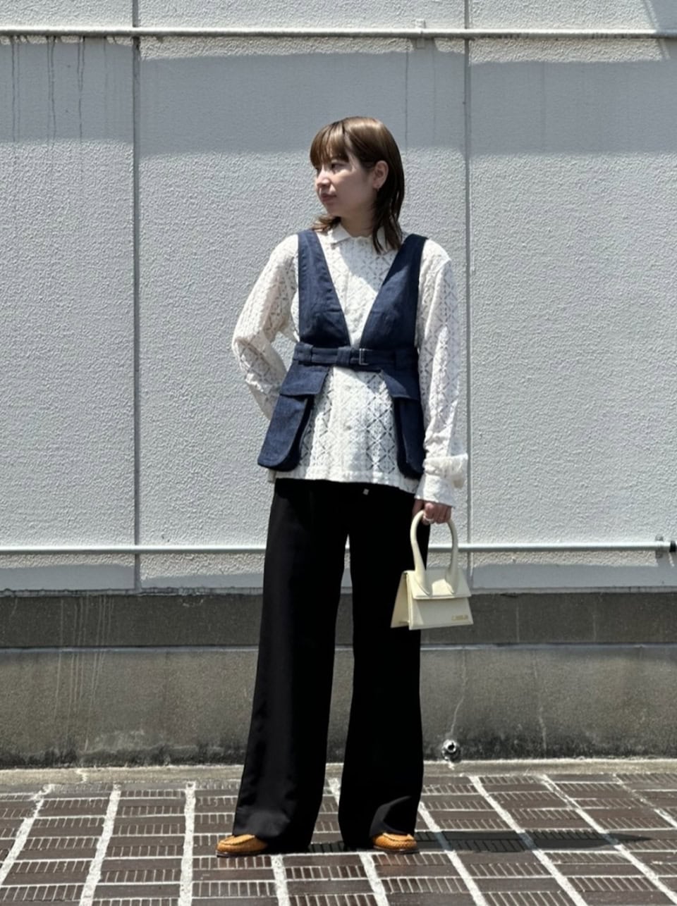 【おしゃれスナップ】シンプルコーデに「デニムベスト」を足すだけで旬のムードに！｜山根範子さん
