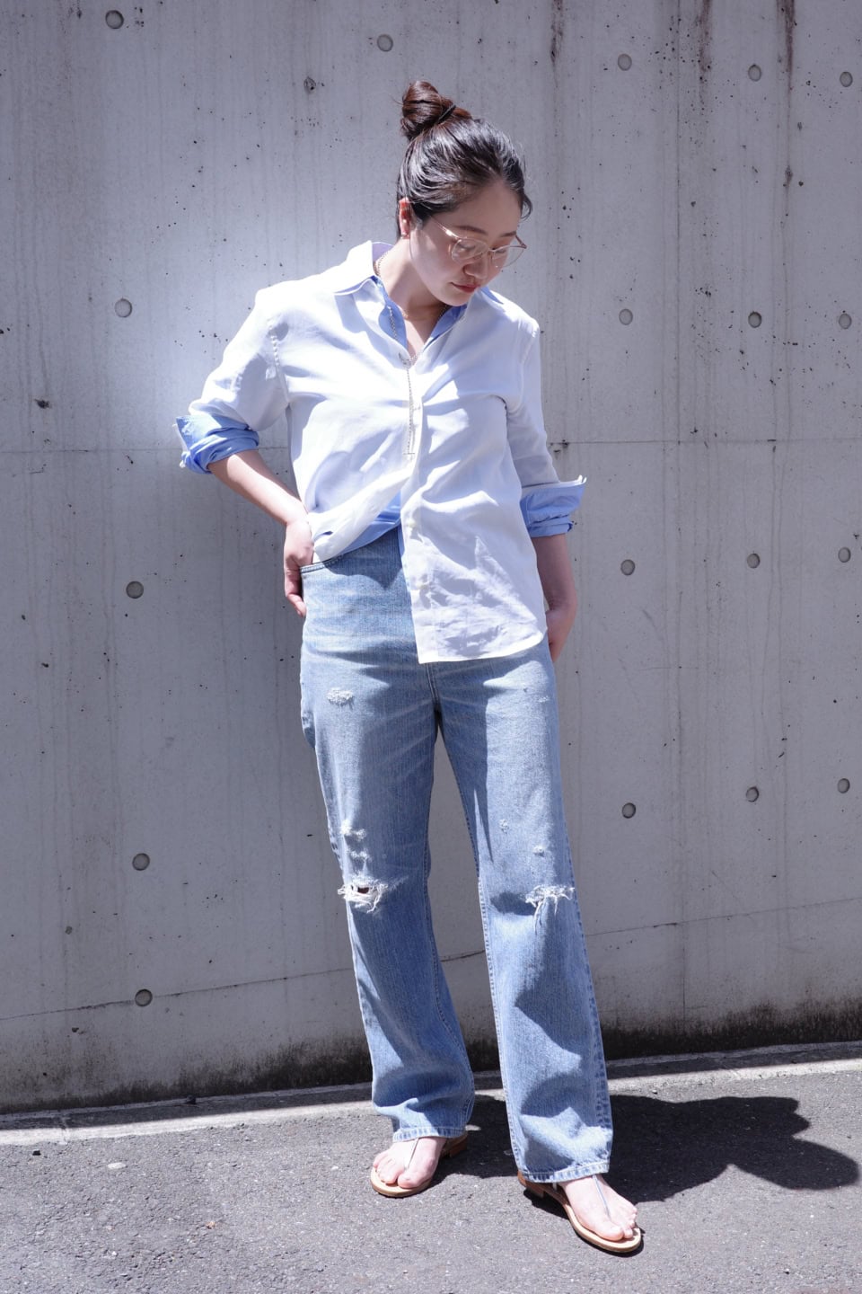 【おしゃれスナップ】クラッシュデニムは「シャツ×シャツ」のレイヤードで遊びを｜岩渕栞名さん