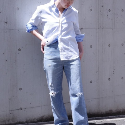 【おしゃれスナップ】クラッシュデニムは「シャツ×シャツ」のレイヤードで遊びを｜岩渕栞名さん