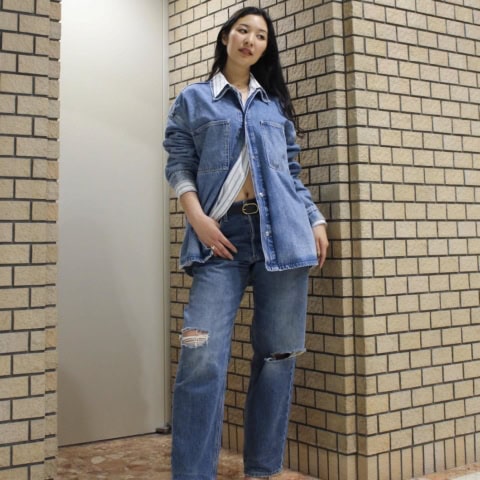 【おしゃれスナップ】デニムオンデニムは「肌見せ」と「シャツの重ね着」で素敵に｜Akiyo Watanabeさん