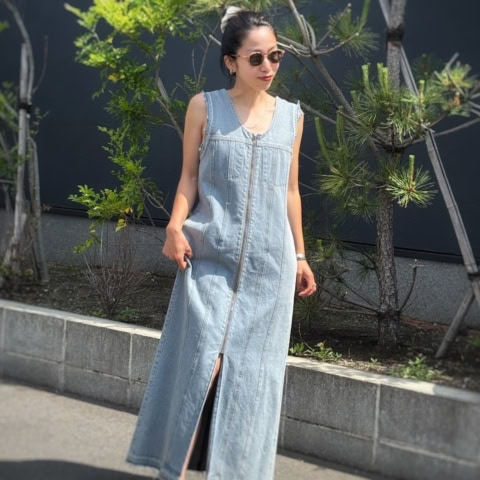 【おしゃれスナップ】スリット感が素敵！ プライスも可愛いデニムワンピで夏を先取り｜佐竹彩さん