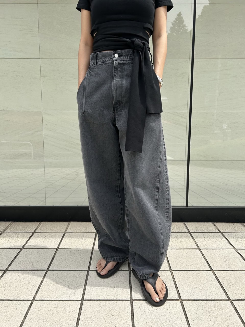 【おしゃれスナップ】「バルーンデニム」とちょい肌見せで夏のオールブラックを新鮮に｜大島麻美さん