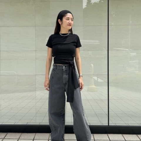 【おしゃれスナップ】「バルーンデニム」とちょい肌見せで夏のオールブラックを新鮮に｜大島麻美さん