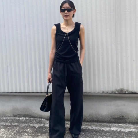 【おしゃれスナップ】「ボディチェーン」でシンプルな全身黒コーデをモードに昇華｜花田百栄さん