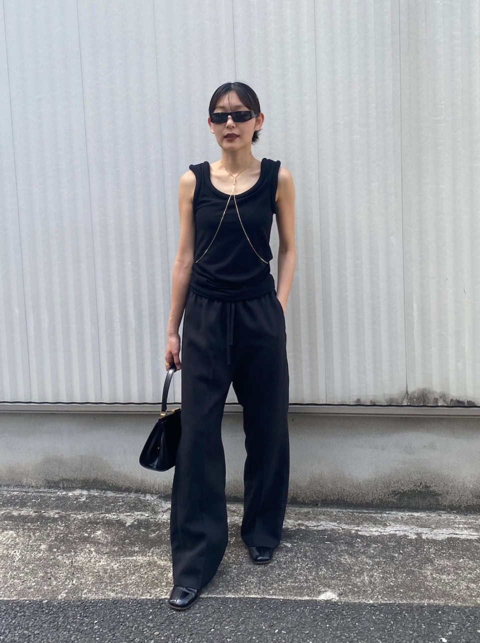 【おしゃれスナップ】「ボディチェーン」でシンプルな全身黒コーデをモードに昇華｜花田百栄さん