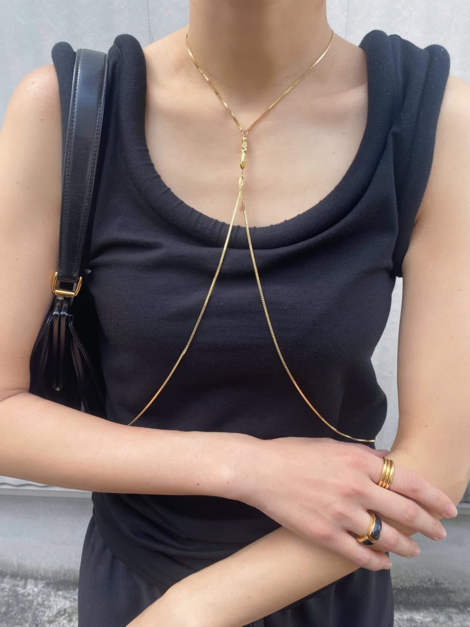 【おしゃれスナップ】「ボディチェーン」でシンプルな全身黒コーデをモードに昇華｜花田百栄さん