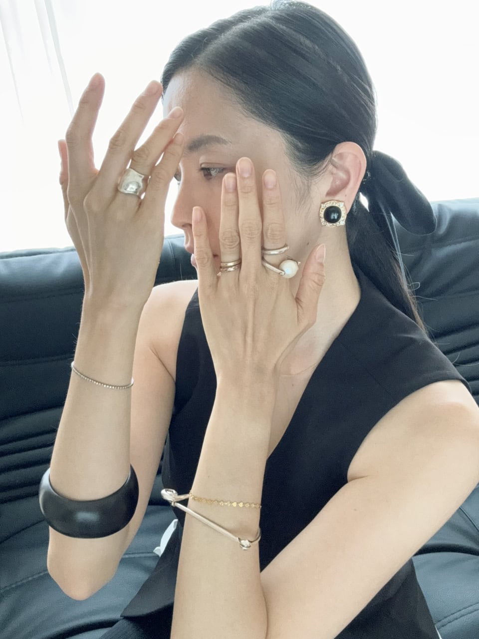 【おしゃれスナップ】ゴールドとシルバーをMIXするジュエリー上級者のテク拝見！｜林聖子さん