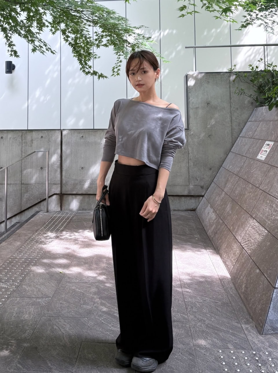 【おしゃれスナップ】華奢なゴールドジュエリーと大人の肌見せがナイスバランス｜馬渕真由子さん