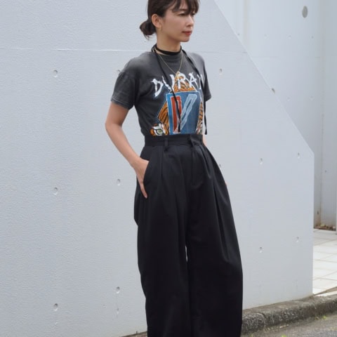 【おしゃれスナップ】ロックTをドレスアップするトーロウの「華奢ジュエリー」が素敵｜小川晴香さん