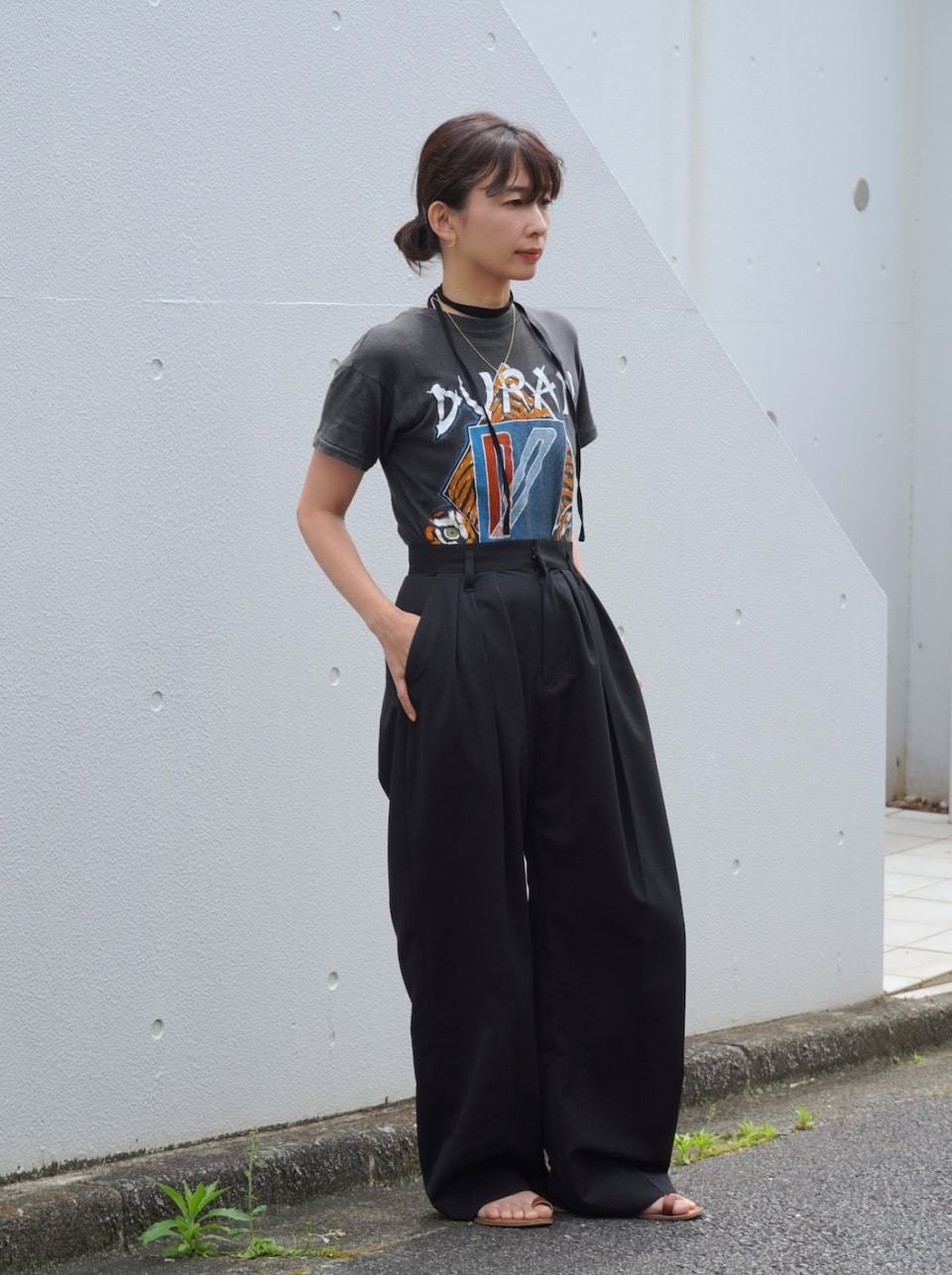 【おしゃれスナップ】ロックTをドレスアップするトーロウの「華奢ジュエリー」が素敵｜小川晴香さん