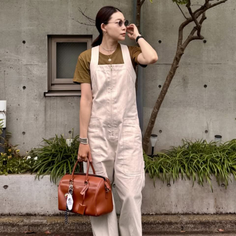 【おしゃれスナップ】ずっと大切にしたい定番ジュエリーを重ねてオーバーオールをシックに｜水口絢詠さん