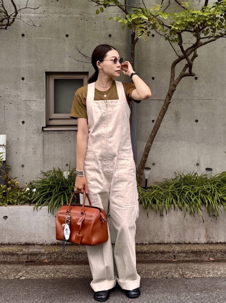 【おしゃれスナップ】ずっと大切にしたい定番ジュエリーを重ねてオーバーオールをシックに｜水口絢詠さん