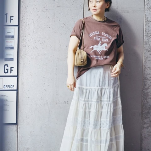 【40代スナップ】Tシャツ＋レーススカートの鉄板コーデはデニムの重ねて今っぽく｜小林美紀さん