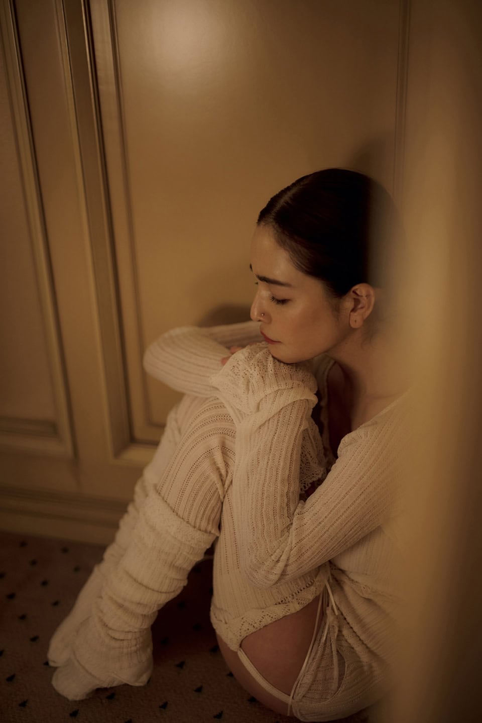 赤リップだけがアクセサリー。モデル・梨花が魅せる「生まれたての私」
