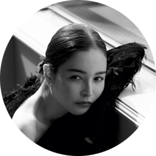 Profile_梨花（りんか）／1973年5月21日生まれ、東京都出身。1993年のデビュー以来、第一線を走り続けるレジェンドモデル。2014年の本誌創刊時より「COVER MUSE」を務める。出産をきっかけに家族でハワイへ移住、東京との二拠点生活をスタート。現在はカリフォルニア在住。2022年に立ち上げたトータルセルフケアブランド「AKN/R」も好調。