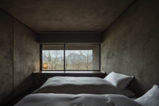 日本ならではの侘び寂びを感じさせる寝室。Photo: Kenta Hasegawa