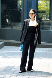 WEARING着用分：シューズ¥15,400（ル タロン グリーズ／ル タロン グリーズ ルミネ新宿店）、スタジオ ドーのTシャツ、ビロットのパンツは本人私物、STYLING追加分：バイ マレーネ ビルガーのジャケット、へリューのバッグ、ビロットのベアトップ、ディーエムワイ ステュディオスのサングラス、コウのネックレス、その他は全て本人私物
