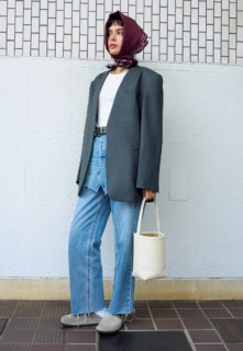 WEARING着用分：コスのタンクトップ、ブラックバイマウジーのデニム、ビルケンシュトックのシューズは本人私物、STYLIN G追加分：シャネルのスカーフ、ポーリーンステュデオで購入したネックレス、ドラエのジャケット、ヴィンテージのベルト、ブラックバイマウジーのデニムミニスカート※デニムパンツとセット、ザ・ロウのバッグは本人私物