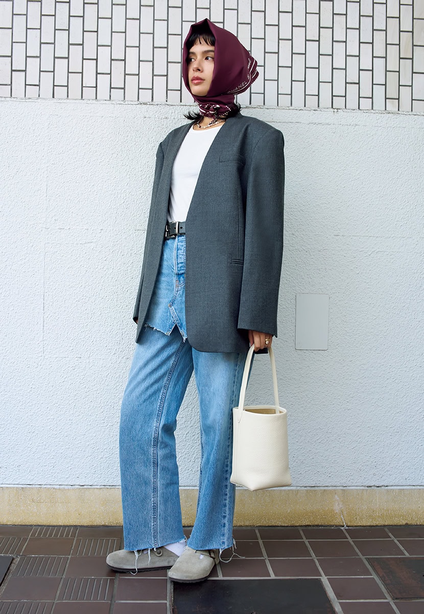 WEARING着用分：コスのタンクトップ、ブラックバイマウジーのデニム、ビルケンシュトックのシューズは本人私物、STYLIN G追加分：シャネルのスカーフ、ポーリーンステュデオで購入したネックレス、ドラエのジャケット、ヴィンテージのベルト、ブラックバイマウジーのデニムミニスカート※デニムパンツとセット、ザ・ロウのバッグは本人私物