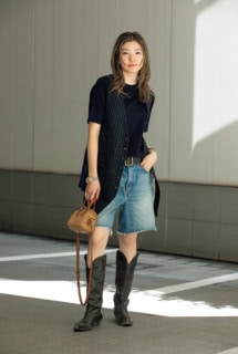 WEARING着用分：Tシャツ¥11,000（アパルトモン）、ショートパンツ¥66,000（ニリ ロタン）、パンプス¥137,500（マノロ ブラニク／全てアパルトモン 青山店）、STYLING追加分：ベルト¥83,600（ニリ ロタン）、バッグ¥39,600（ア ポワン）、ベスト¥152,900（アール サーティーン）、ブーツ¥162,800（ゴールデン グース／全てアパルトモン 青山店）、ロレックスの時計、ルイ・ヴィトンのバングルは本人私物