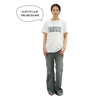 Tシャツ¥9,350（レミ レリーフ）、デニム¥37,400（サート）、サンダル¥121,000（アクアズーラ／全てMUSE de Deuxième Classe虎ノ門店）