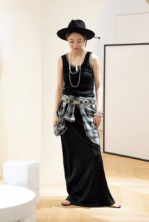 WEARING着用分：タンクトップ¥12,100（ミューズ ドゥ ドゥーズィエム クラス）、スカート¥35,200（コル ピエロ）、サンダル¥12,100（ニコラスライナス／全てMUSE de Deuxième Classe虎ノ門店）、STYLING追加分：フェザーのネックレス¥78,100（マノン ジュエリー）、ナバホパールのネックレス 25インチ¥49,500、同 34インチ¥72,600（共にアルポ）、シャツ¥28,600（レミ レリーフ）、ベルト¥31,900（プントヴィータ）、タンクトップ¥12,100（ミューズ ドゥ ドゥーズィエム クラス）、ヴィンテージのチェーンブレスレット¥115,500、バングル太¥132,000（アグメス）、バングル細¥39,600（アダワット トゥアレグ／全てMUSE de Deuxième Classe六本木店）