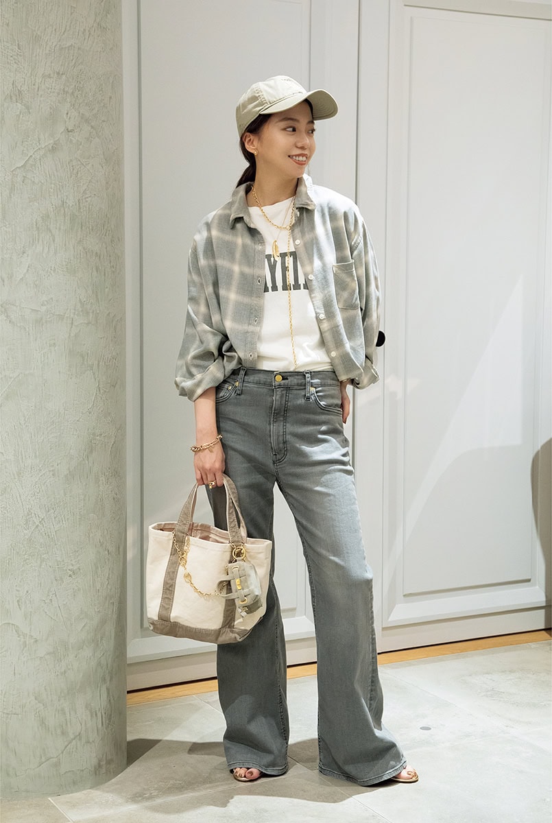 デニムにもドレスにも「チェック柄シャツ」が使える！ 長谷川知美さんの超絶洒落てるスタイリング術
