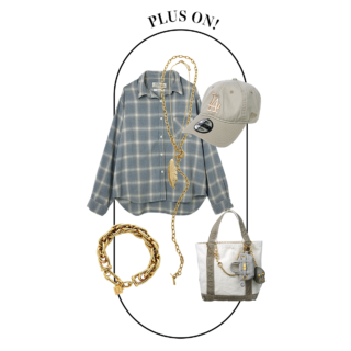 フェザーのネックレス¥605,000（マノン ジュエリー）、シャツ¥28,600（レミ レリーフ）、キャップ¥9,350（ニューエラ）、バッグ¥14,300、バッグのチャーム¥5,280（共にシータ パランティカ）、スカルのキーチャーム¥23,100（エンドピン）、バッグに付けたウォレットチェーン¥7,700（グッド グリーフ）、ブレスレット¥583,000（ローレンルビンスキー／全てMUSE de Deuxième Classe虎ノ門店）、ガブリエラ アルティガスのチェーンネックレスは本人私物