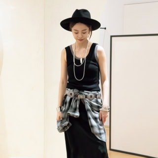 デニムにもドレスにも「チェック柄シャツ」が使える！ 長谷川知美さんの超絶洒落てるスタイリング術