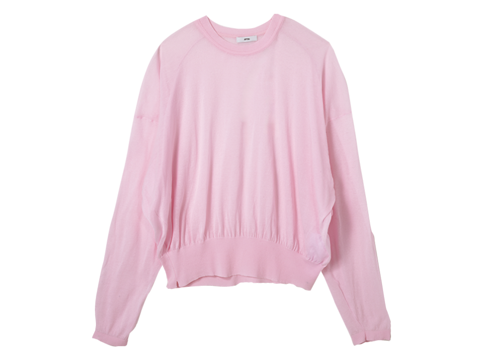 トレンドのピンクはシンプルなシルエットで。ニット¥39,600