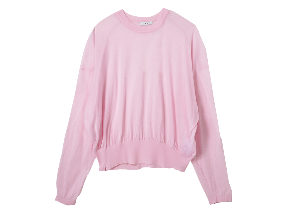 トレンドのピンクはシンプルなシルエットで。ニット¥39,600