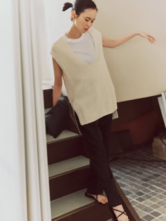 Tシャツ¥13,200、ニットベスト¥53,900、パンツ¥59,400（全てエイトン／エイトン青山）、バッグ¥198,000（J&M デヴィッドソン／J&M デヴィッドソン カスタマーセンター）、サンダル¥14,300（ル タロン グリーズ／ル タロン グリーズ ルミネ新宿店）、ピアス¥11,990（ラブ・エージェイ／ズットホリック）