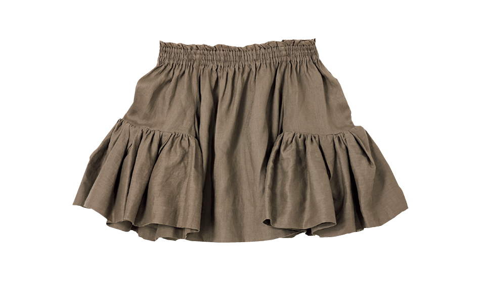 ボリュームたっぷりのフリル使いが贅沢な1枚。ブラウス¥49,500（カオス／カオス表参道）