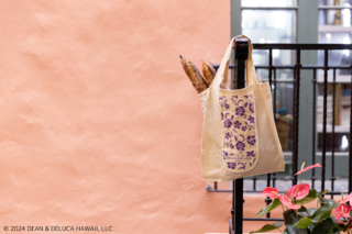 【ディーン＆デルーカ（DEAN & DELUCA）】ロイヤルハワイアンセンター店でもうすぐ発売の新作は収納ポーチ付きの布トートバッグ。27ドルです。