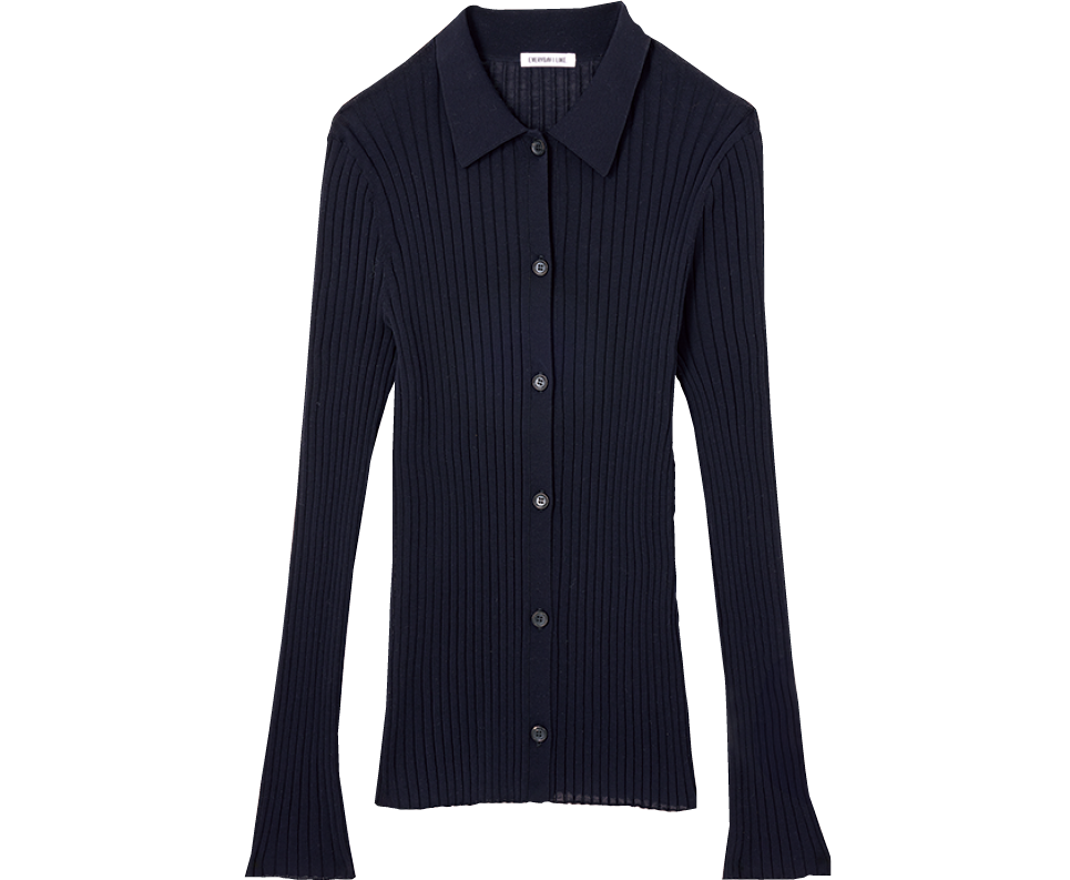 女性らしいフィット感が◎。ニット¥29,700（ドゥーズィエム クラス／ドゥーズィエム クラス 青山店）