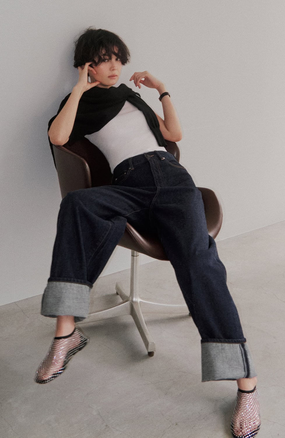 Tシャツ¥7,480（ジチピ／フォーチュンチー ジャパン）、デニムパンツ¥23,100（エディション／エディション 表参道ヒルズ店）、肩に巻いたニット¥42,900（アンスクリア／アマン）、シューズ¥20,900（モリーニ／ジャック・オブ・オール・トレーズ プレスルーム）、腕時計はスタイリスト私物