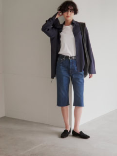 Tシャツ¥9,900（オーラリー）、デニムパンツ¥38,500（トゥ エ モン トレゾア／エドストローム オフィス）、ベルト¥26,400（メゾンボワネ／ギャルリー・ヴィー 丸の内店）、バッグ¥121,000（ガブリエラ コール ガーメンツ／ビオトープ）、ローファー¥59,000（ネブローニ／トゥモローランド）