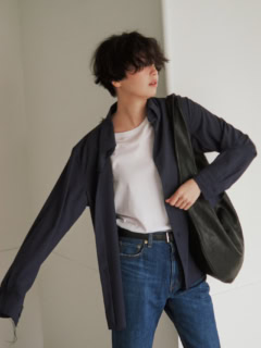 Tシャツ¥9,900（オーラリー）、デニムパンツ¥38,500（トゥ エ モン トレゾア／エドストローム オフィス）、ベルト¥26,400（メゾンボワネ／ギャルリー・ヴィー 丸の内店）、バッグ¥121,000（ガブリエラ コール ガーメンツ／ビオトープ）