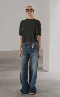 Tシャツ¥14,300（ロンハーマン）、デニムパンツ¥44,000（アー・ペー・セー／アー・ペー・セー カスタマーサービス）、頭に巻いたスカーフ¥22,000（ブレック／エディション 表参道ヒルズ店）、メガネ¥48,400（サバージュ／プライベート アイズ アンド トラッカーズ）、ブレスレット¥28,600、パンツに付けた鍵モチーフのチャーム¥14,300（共にCXC／アマン）、トングサンダル¥24,200（モリーニ）、バッグ¥19,800（ブリー レオン／共にジャック・オブ・オール・トレーズ プレスルーム）