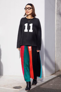 トップス¥28,600（RHC）、スカート¥209,000（レナータブレナ／共にRHC ロンハーマン）、Maison Margielaのブーツ、MARIE-HÉLÈNE DE TAILLACのネックレスとチャームは本人私物