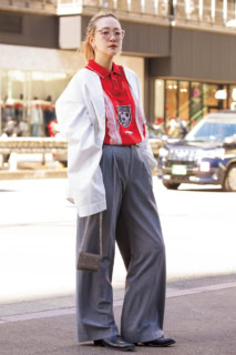 「少し甘めのメイクに♪」トップス¥61,600（センティメント）、シャツ¥80,300（ルチミアー）、パンツ¥18,700（シティショップ／全てシティショップ 渋谷店）、ヴィンテージのブーツ、R.ALAGANのピアス、YUICHI TOYAMA.の眼鏡は本人私物