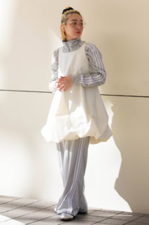 パンツ¥11,000、トップス¥12,100（共にアディダス オリジナルス フォー エミ）、ミニドレス¥19,800（エミ／全てエミ ニュウマン新宿）、emmiのシュシュ、adidas Originalsのシューズ、その他は本人私物