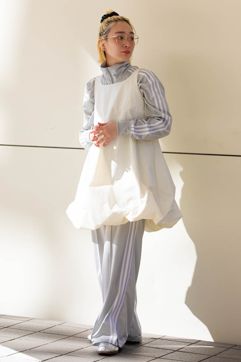 パンツ¥11,000、トップス¥12,100（共にアディダス オリジナルス フォー エミ）、ミニドレス¥19,800（エミ／全てエミ ニュウマン新宿）、emmiのシュシュ、adidas Originalsのシューズ、その他は本人私物